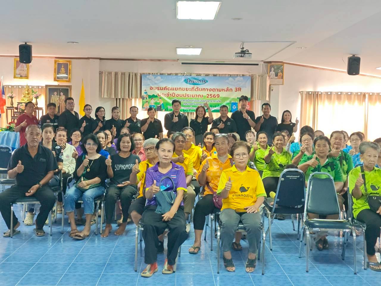 วันอังคารที่ 21 เมษายน 2569 นางบุญเยี่ยม  วินิจ นายกเทศมนตรีตำบลคลองวาฬ  สมาชิกสภาเทศบาลตำบลคลองวาฬ พร้อมด้วยพนักงานเทศบาล เจ้าหน้าที่กองสาธารณสุขและสิ่งแวดล้อม  ได้จัดโครงการอบรมคัดแยกขยะที่ต้นทาง ประจำปีงบประมาณ 2569 ให้แก่ประชาชนในเขตเทศบาลตำบลคลองวาฬ และสมาชิกธนาคารขยะชุมชนฯ เพื่อเป็นการลดปริมาณขยะจากครัวเรือน
