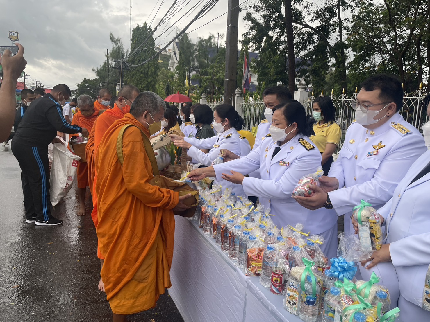 ร่วมใส่บาตรและพิธีวางพานพุ่มและพิธีถวายบังคม เนื่องในวันคล้ายวันพระบรมราชสมภพพระบาทสมเด็จพระบรมชนกาธิเบศรมหาภูมิพลอดุลยเดชมหาราชบรมนาถบพิตร 